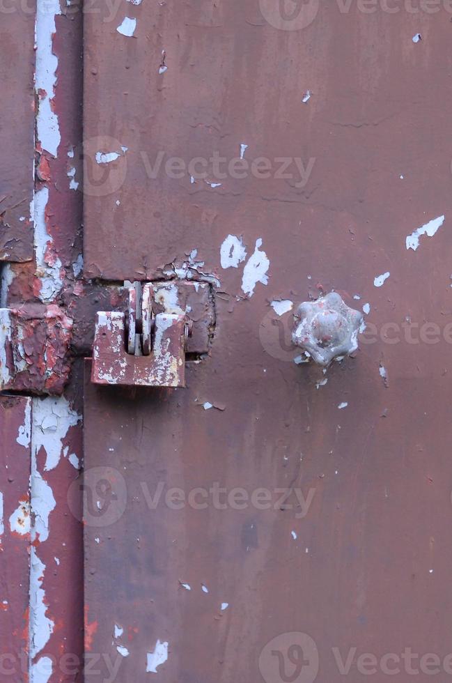 Fechadura de metal fechada porta de garagem cadeado de proteção de segurança foto