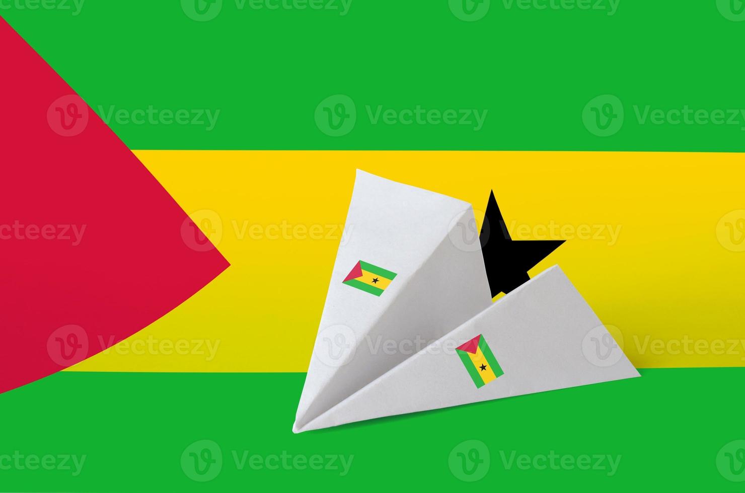 bandeira de são tomé e príncipe retratada no avião de origami de papel. conceito de artes artesanais foto