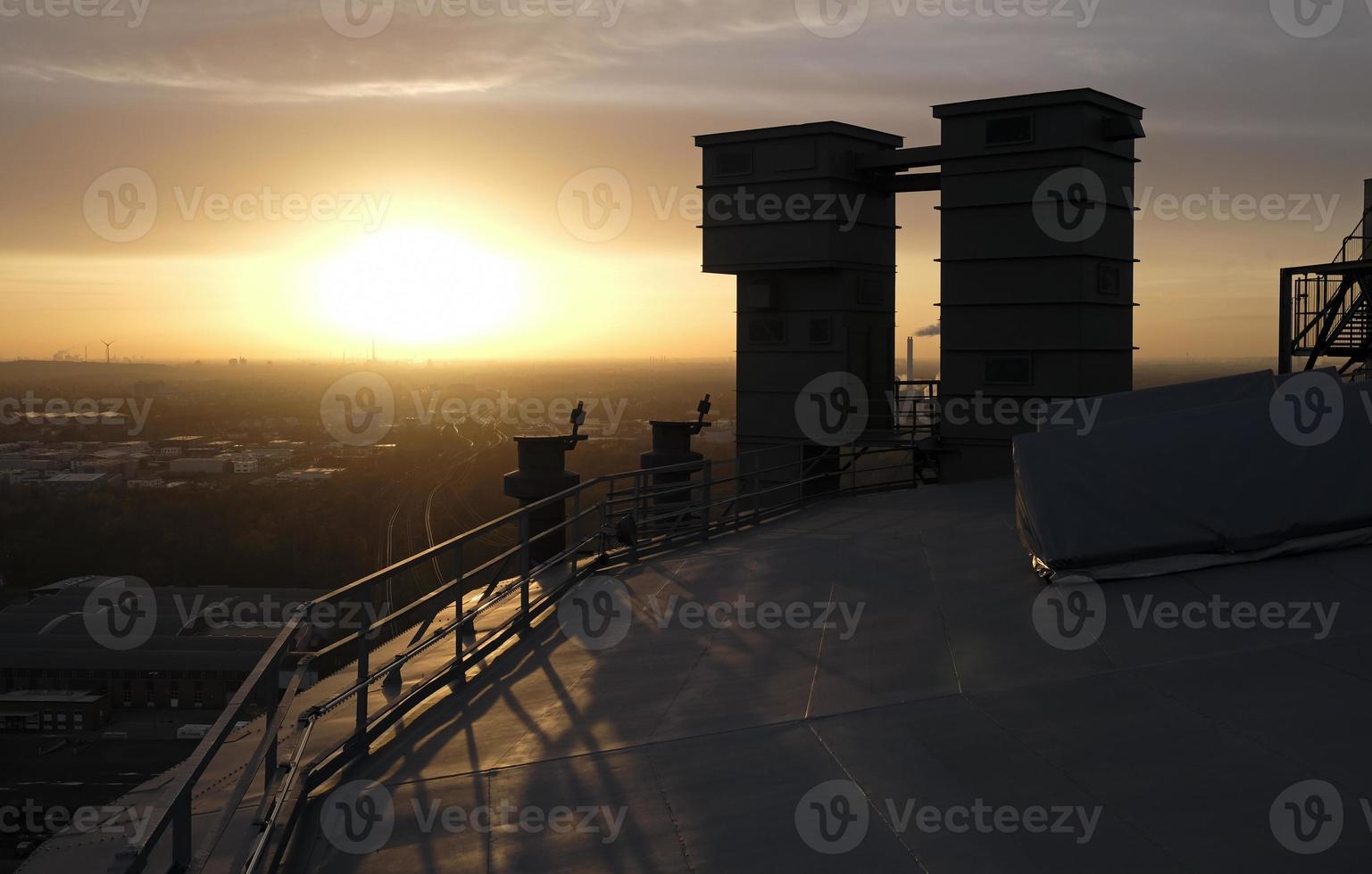 pôr do sol na região do ruhr, principal área industrial da alemanha foto