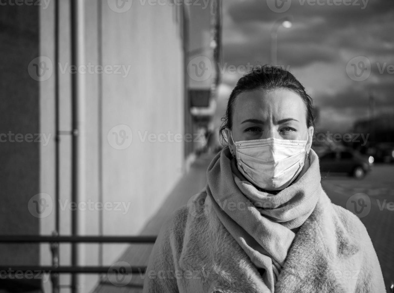 uma foto de uma garota com uma máscara. pandemia isolada de covid-19.