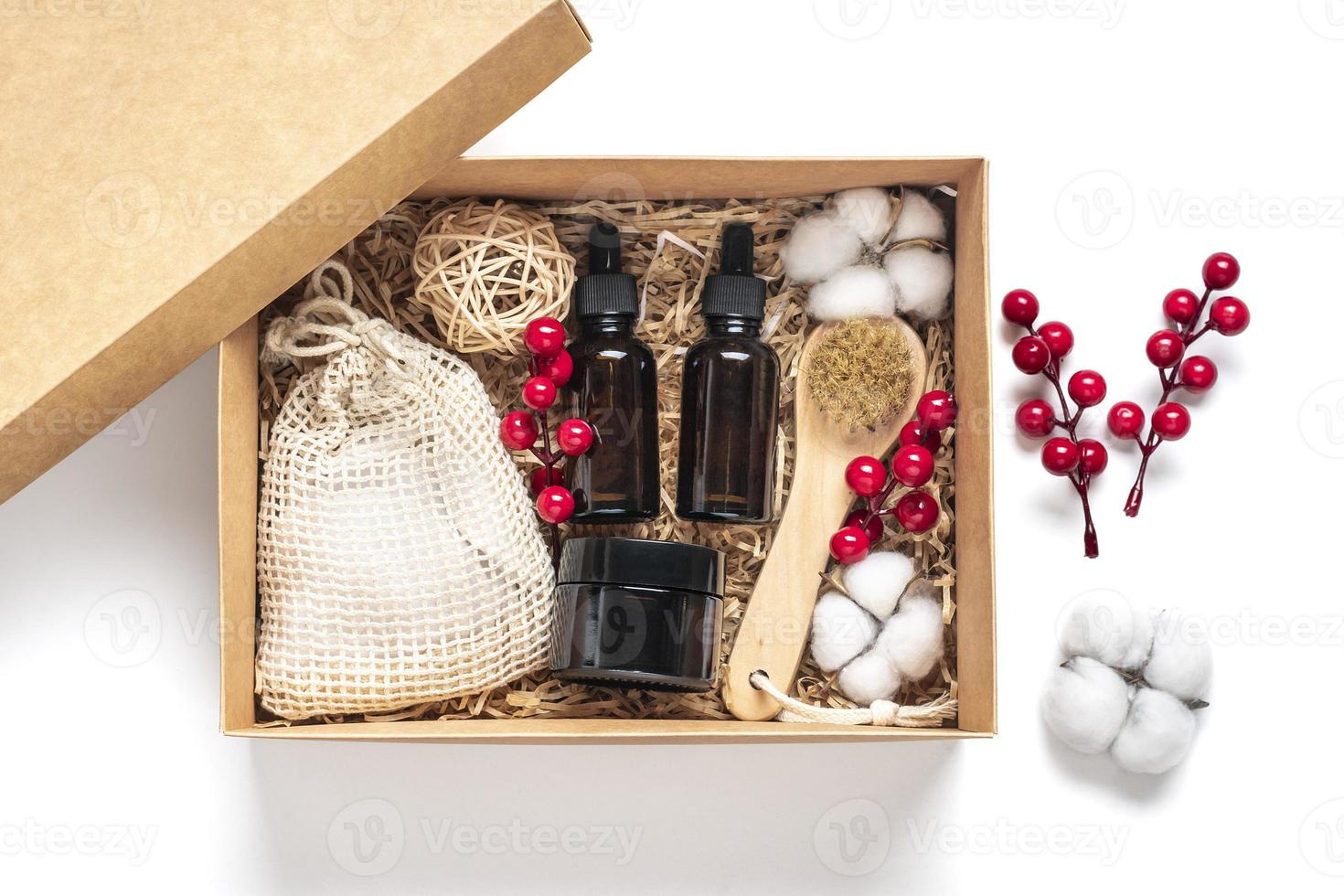 conjunto para frascos de óleo e creme de cosméticos ecológicos para caixa de cuidados, escova para lavar, almofadas de algodão em fundo branco presente para namorada, mãe para comemorar o conceito de natal vista superior plana foto