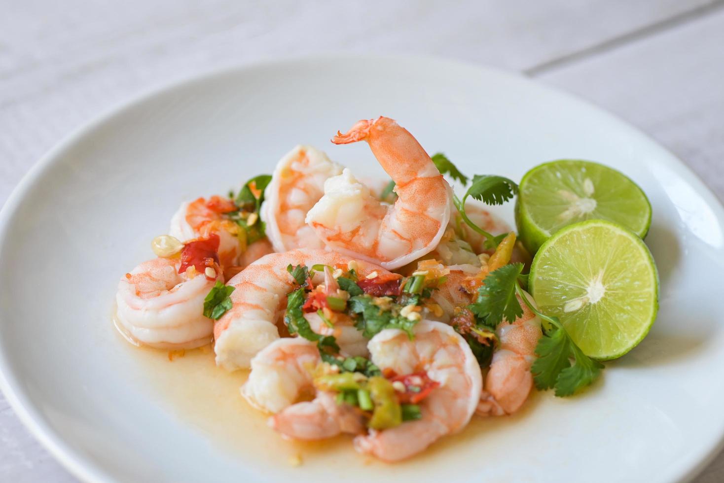 camarão fresco na chapa branca e legumes frescos, camarões cozidos camarões e frutos do mar molho de pimenta picante coentro, cozinhar salada de camarão limão limão foto