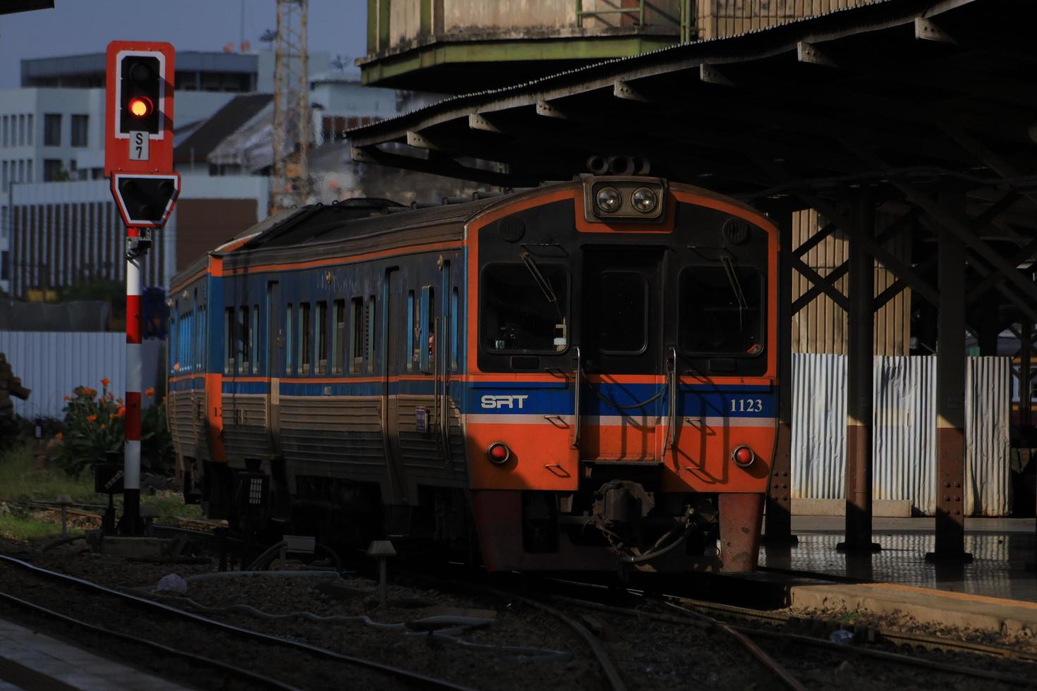 bangkok, tailândia - 29 de outubro trem na estação ferroviária hua lamphong em 29 de outubro de 2022 em bangkok, tailândia. foto