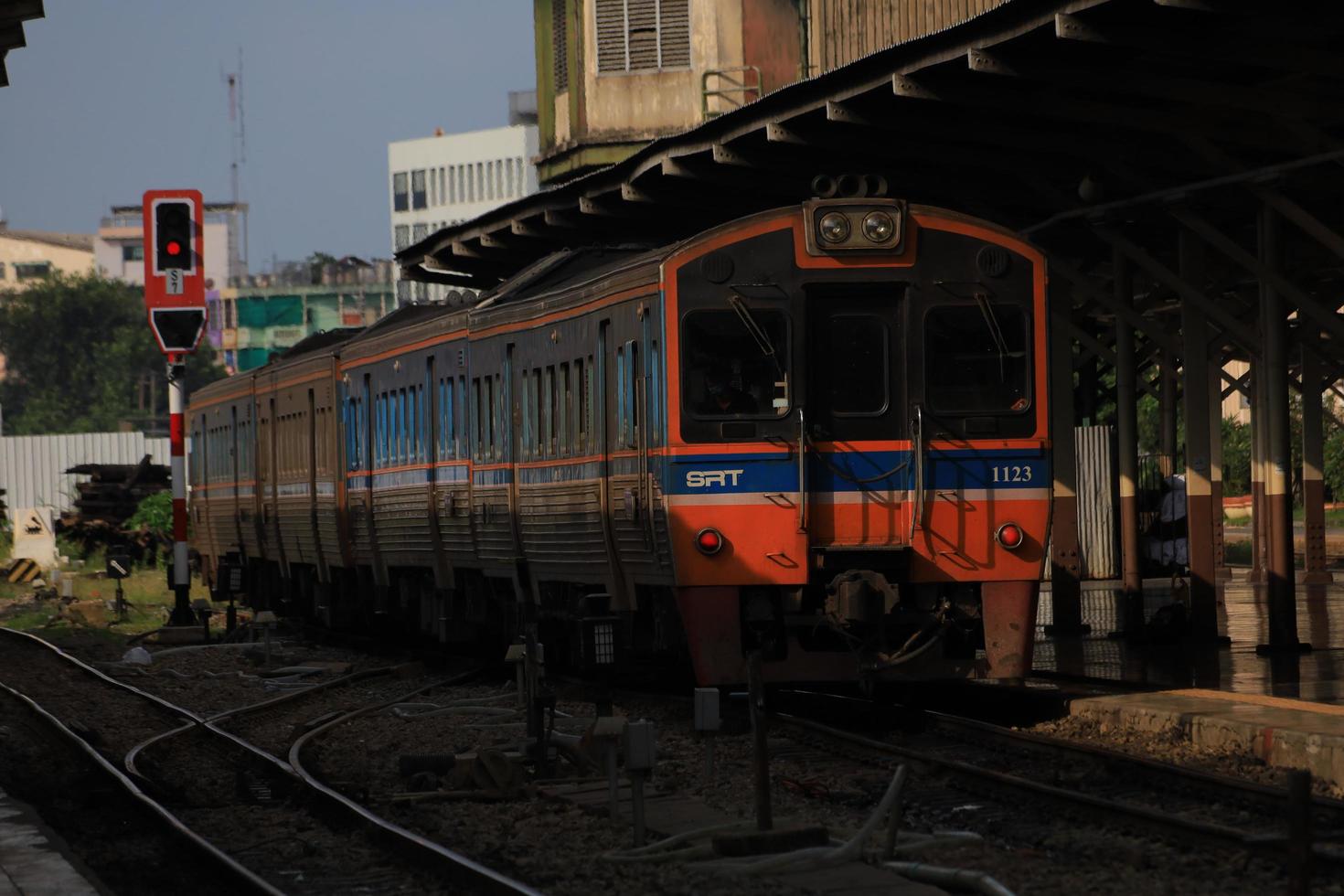 bangkok, tailândia - 29 de outubro trem na estação ferroviária hua lamphong em 29 de outubro de 2022 em bangkok, tailândia. foto