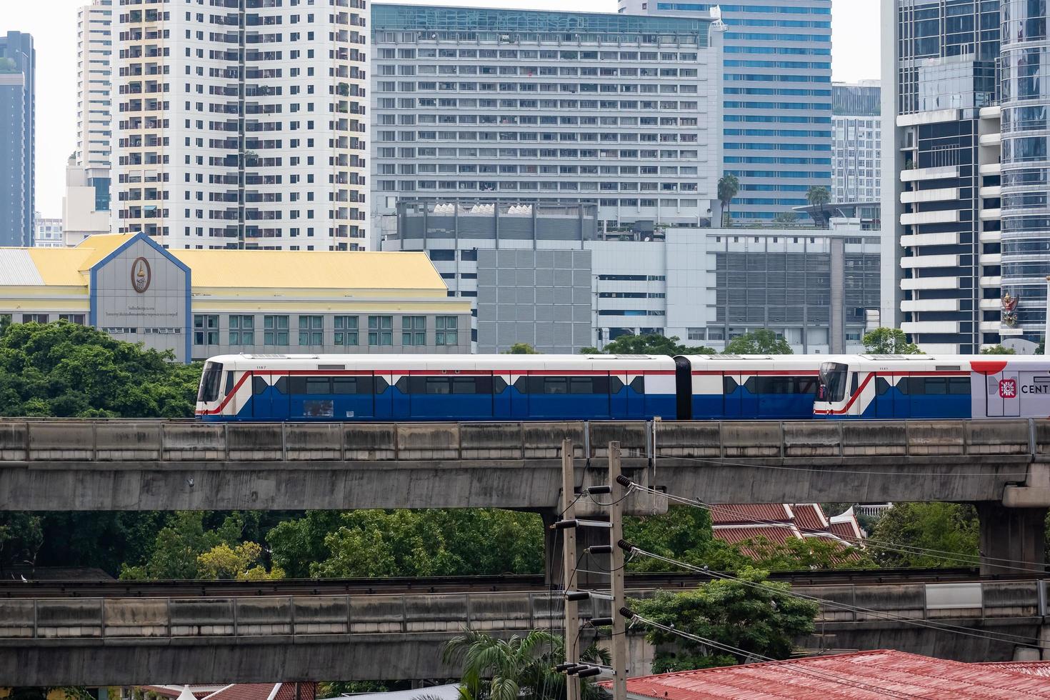 bangkok-tailândia 25 de setembro de 2022 bts sky train run vá para a estação siam durante o dia. foto