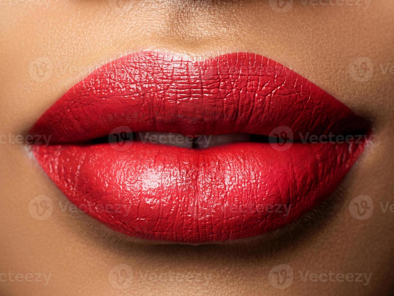 close-up vista dos lábios de mulher bonita foto