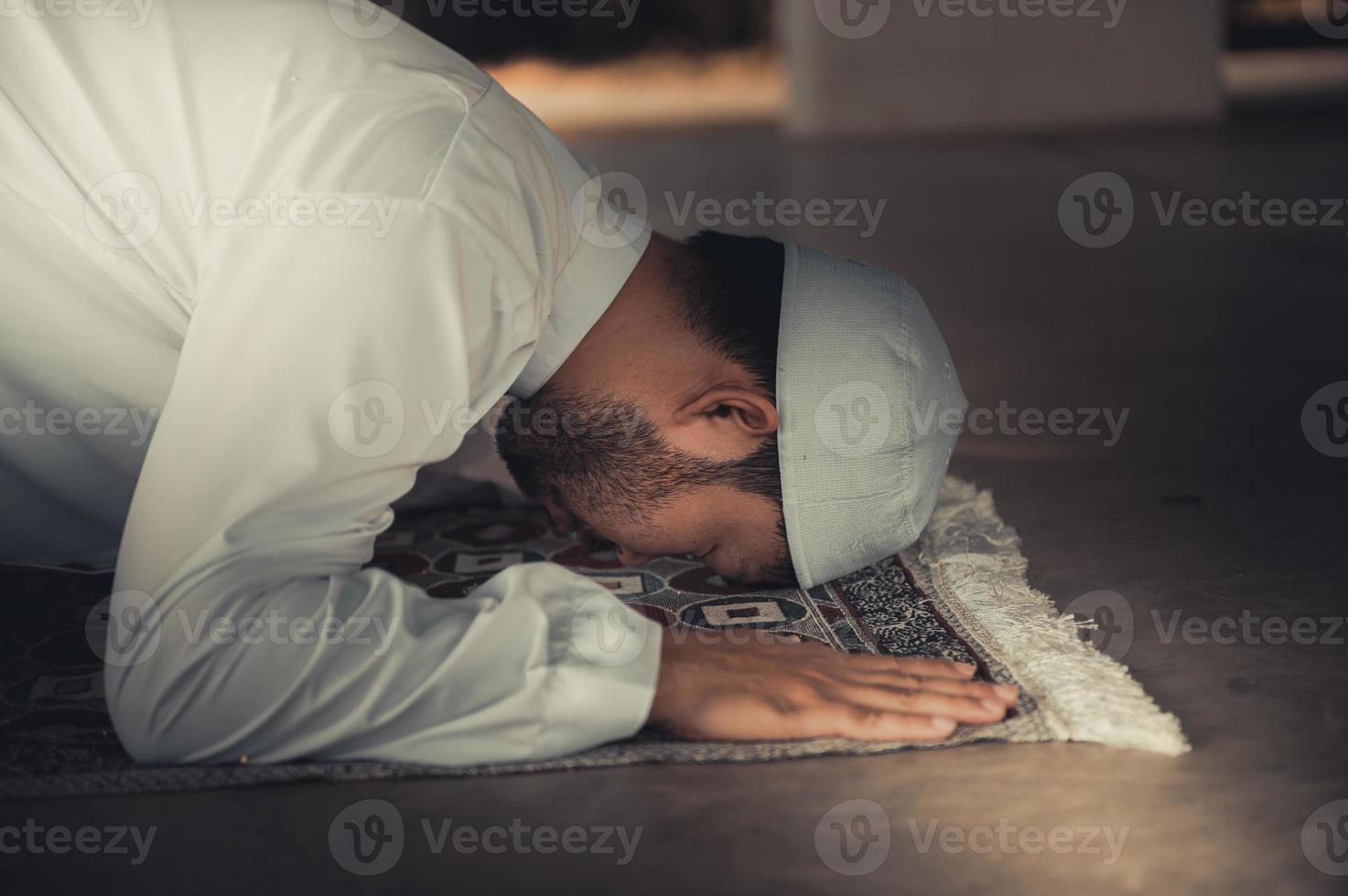 oração do homem islâmico asiático, jovem muçulmano rezando, conceito de festival do ramadã foto