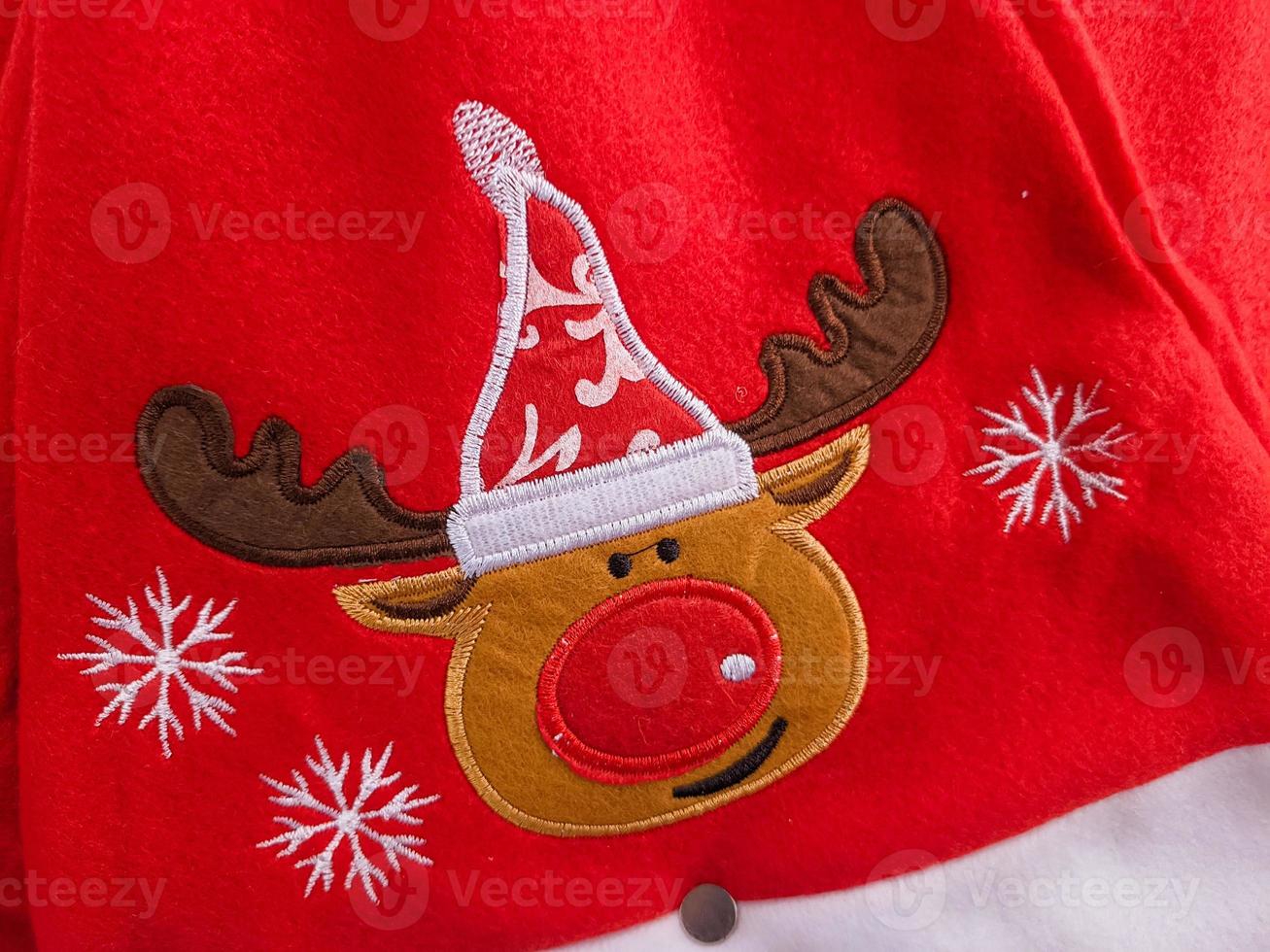 fundo de natal, chapéu de papai noel retratado veado da neve vendido na loja de suprimentos de natal foto