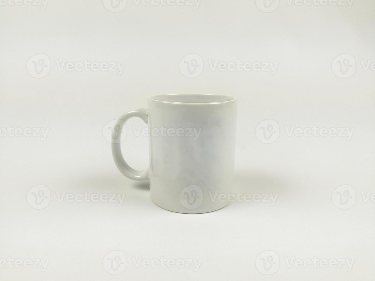 caneca simulada. molde de uma caneca branca no fundo branco foto