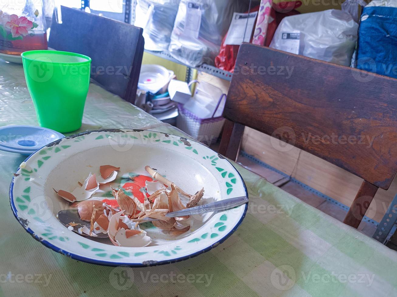 a mesa de jantar está uma bagunça. uma mesa de jantar bagunçada com pratos usados e cheia de restos de comida que não foram limpos. Vida real. fim de ano foto