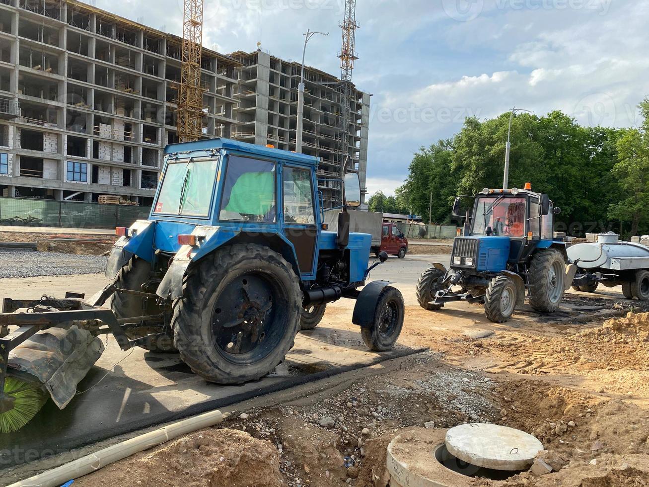 canteiro de obras está colocando novo pavimento de estrada de asfalto, trabalhadores da construção de estradas e cena de máquinas de construção de estradas paisagem do canteiro de obras da rodovia foto