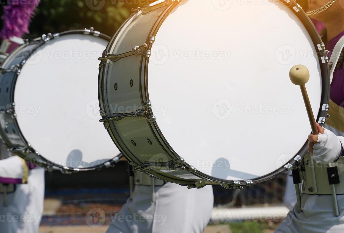 grandes tambores, tambores de desfile da orquestra do colégio no desfile do dia dos esportes. foco suave e seletivo. foto