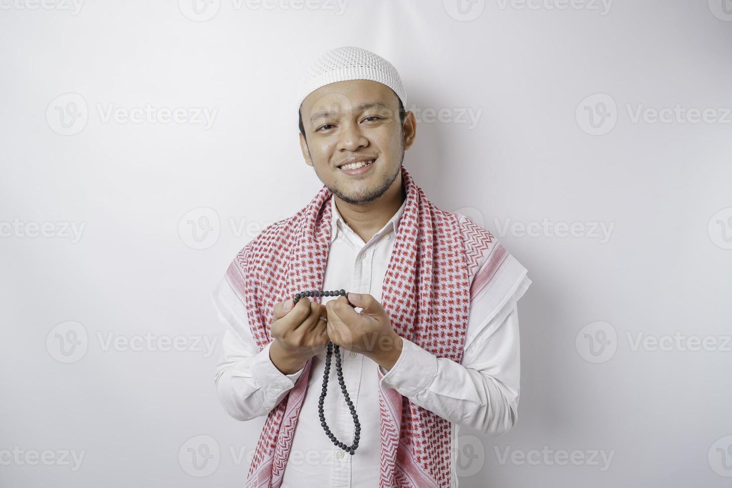 um retrato de um homem muçulmano asiático feliz sorrindo isolado pelo fundo branco foto