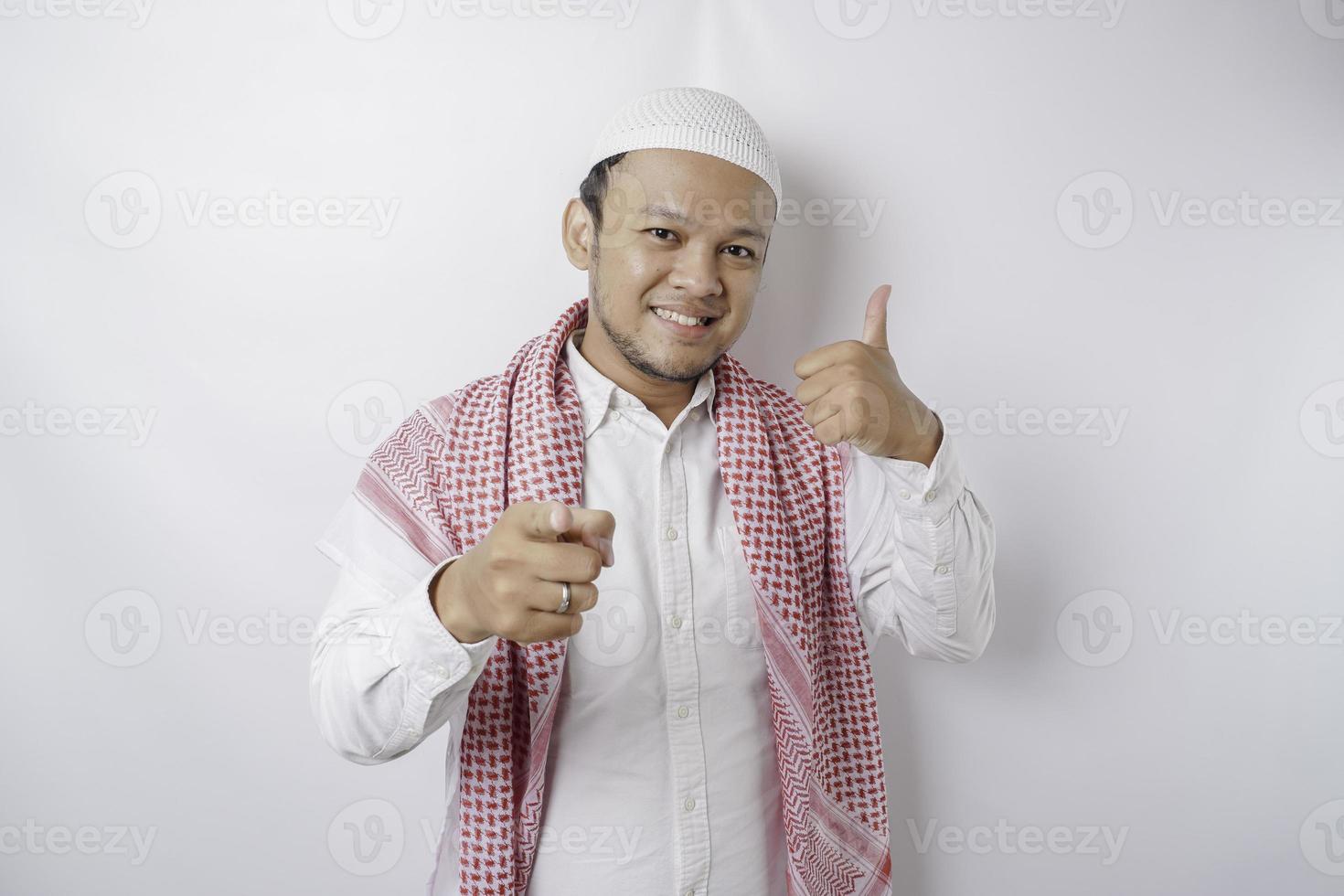 homem muçulmano asiático animado dá polegares para cima gesto de aprovação, isolado pelo fundo branco foto