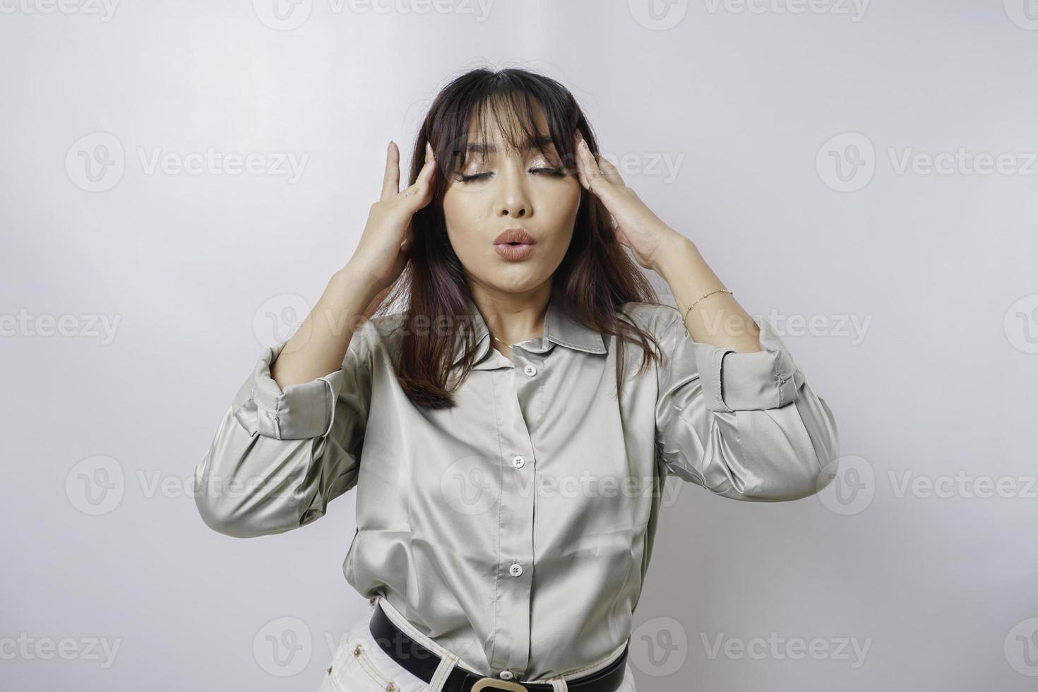 retrato de uma mulher bonita casual meditando sobre fundo branco. alívio livre de estresse no conceito de trabalho, jovem pacífica praticando exercícios respiratórios de ioga foto