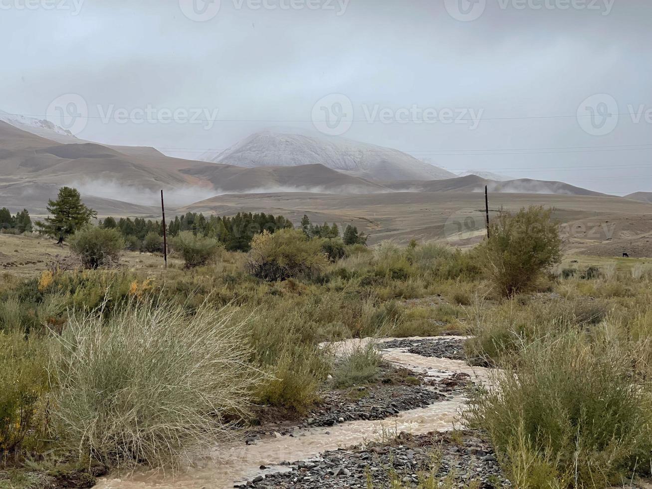 bela paisagem montanhosa em um dia chuvoso e nublado foto