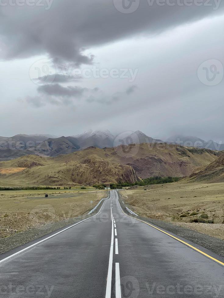 a estrada vai longe nas montanhas, uma parte do trato chuisky, altai, rússia foto