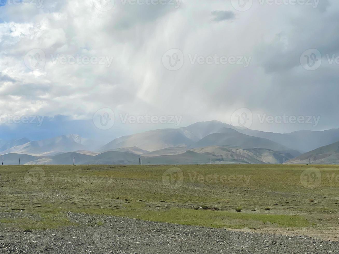 nuvem de chuva e chuva vindo dela nas montanhas altai foto