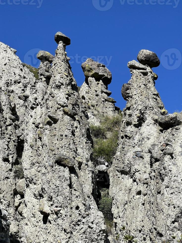 cogumelos de pedra no trato akkurum contra o céu azul, as formações rochosas de uma forma bizarra, altai, rússia foto