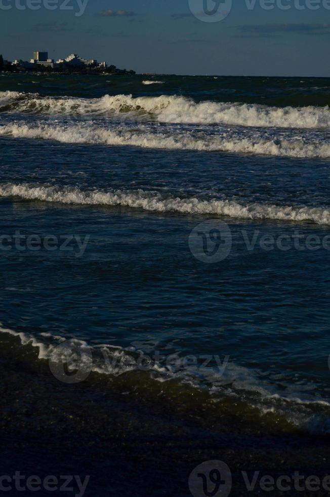 onda de paisagem do mar na praia foto