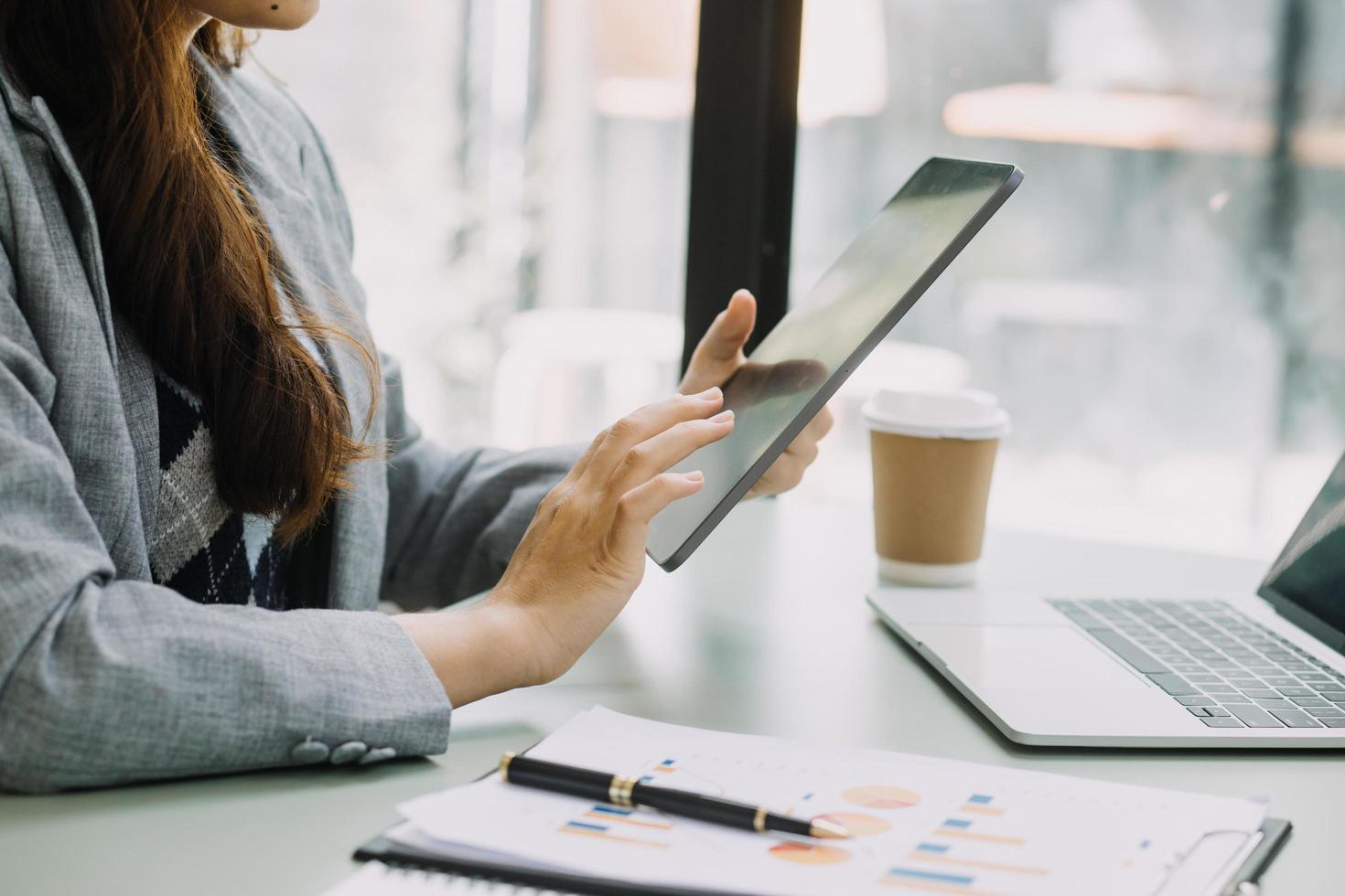 equipe de negócios presente. investidor profissional de fotografia trabalhando em novo projeto de inicialização. reunião de finanças. uso do telefone inteligente do computador portátil da tabuleta digital, primeiro plano da tela de encaixe do teclado, filtro foto