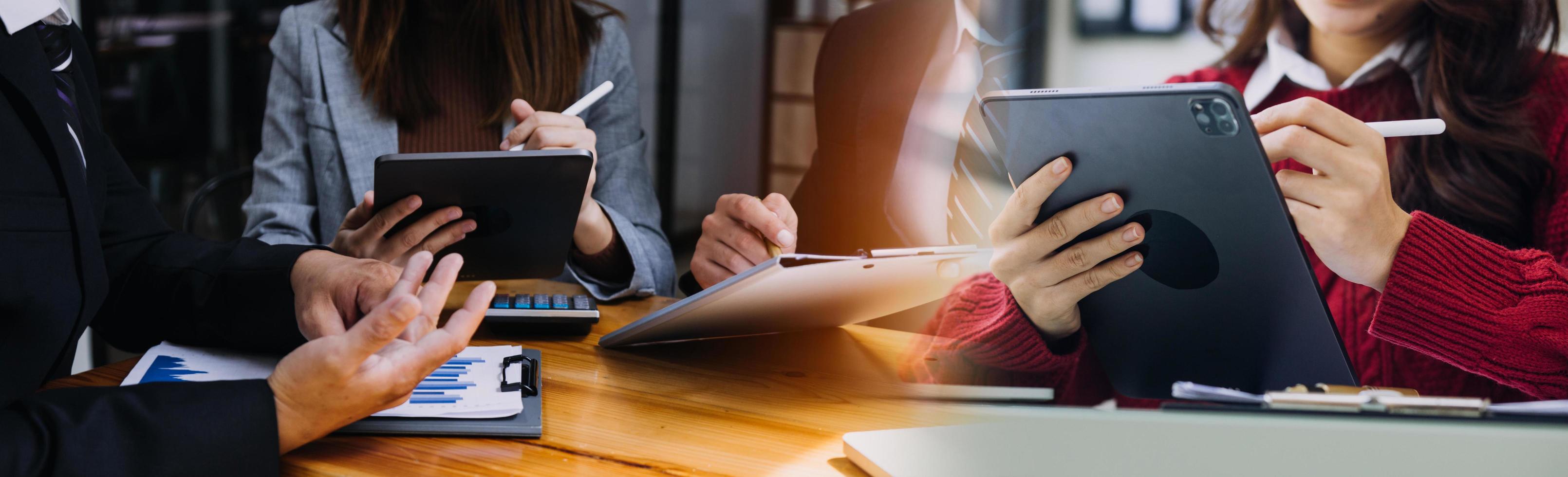 equipe de negócios presente. investidor profissional de fotografia trabalhando em novo projeto de inicialização. reunião de finanças. uso do telefone inteligente do computador portátil da tabuleta digital, primeiro plano da tela de encaixe do teclado, filtro foto