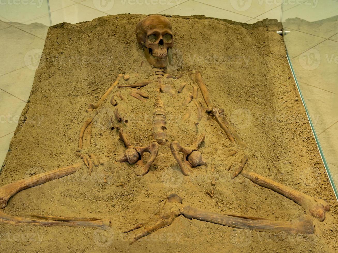 boljetin, sérvia, 2021 - restos de esqueletos do museu de lepenski vir na sérvia. lepenski vir é o assentamento planejado mais antigo da europa. foto