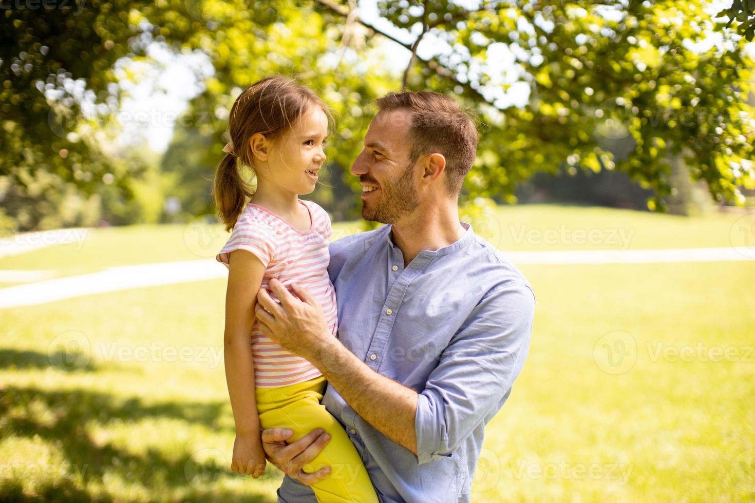 pai com filha se divertindo no parque foto