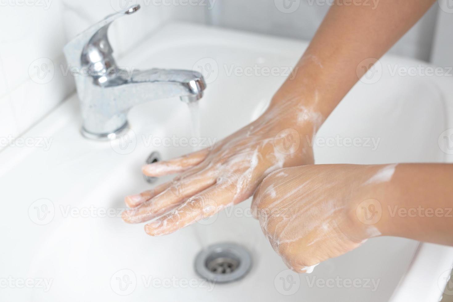 sempre lave as mãos depois de sair do banheiro para evitar vírus. foto