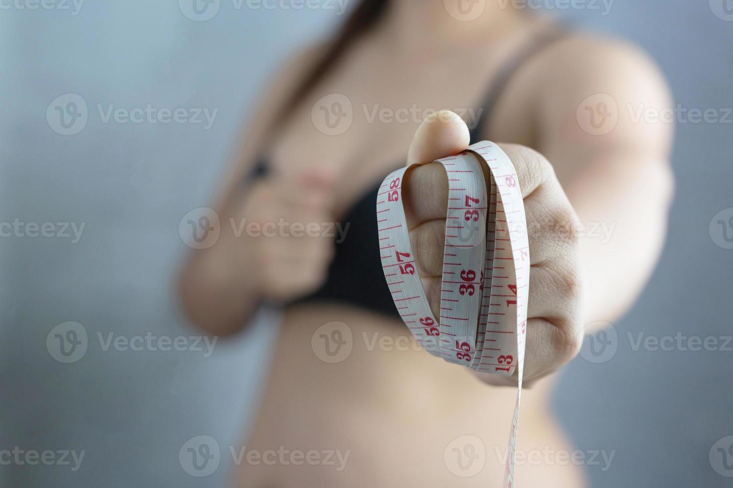 mulher obesa precisa de controle de peso, ela tem excesso de gordura. foto