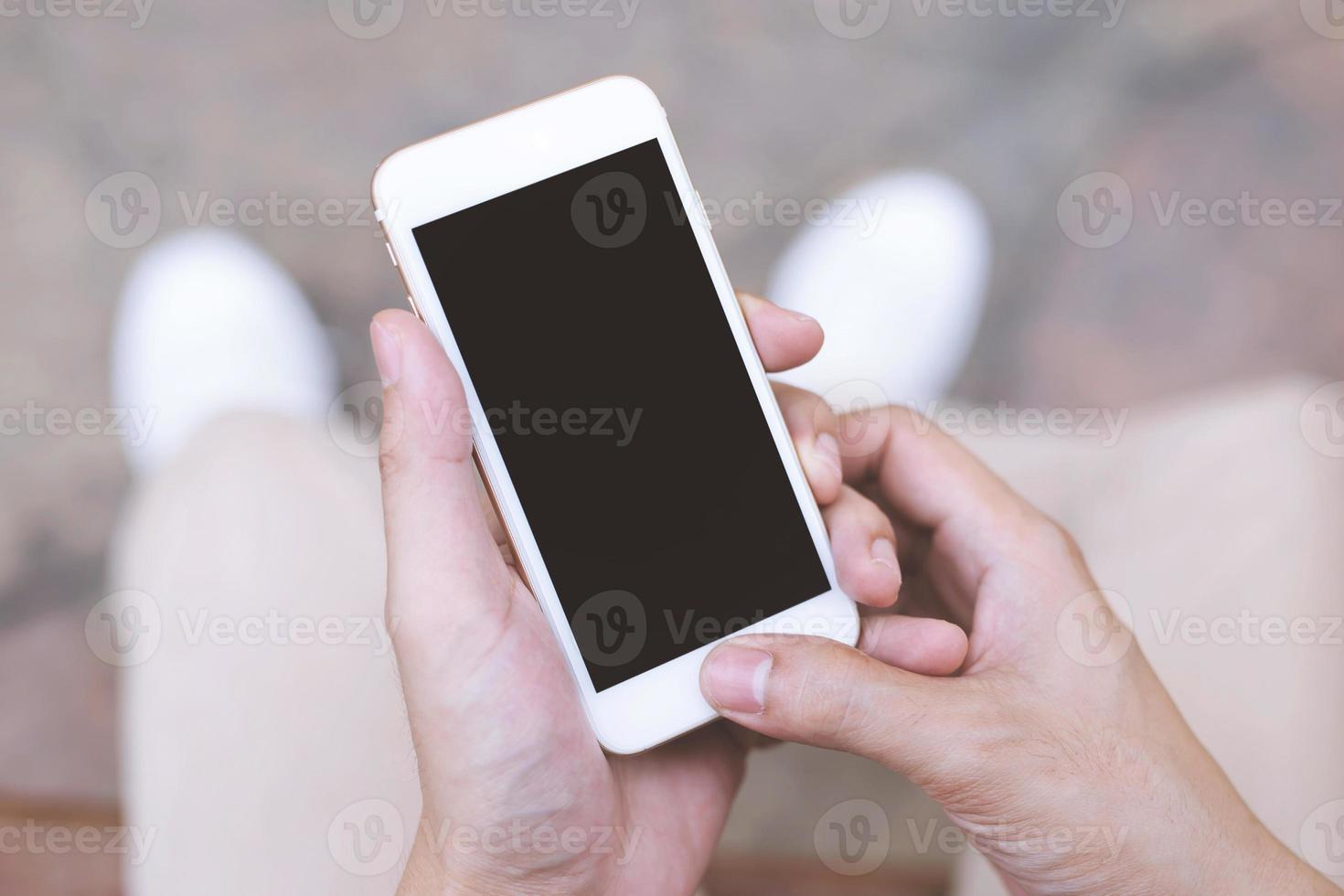 close-up de um homem usando telefone móvel esperto foto