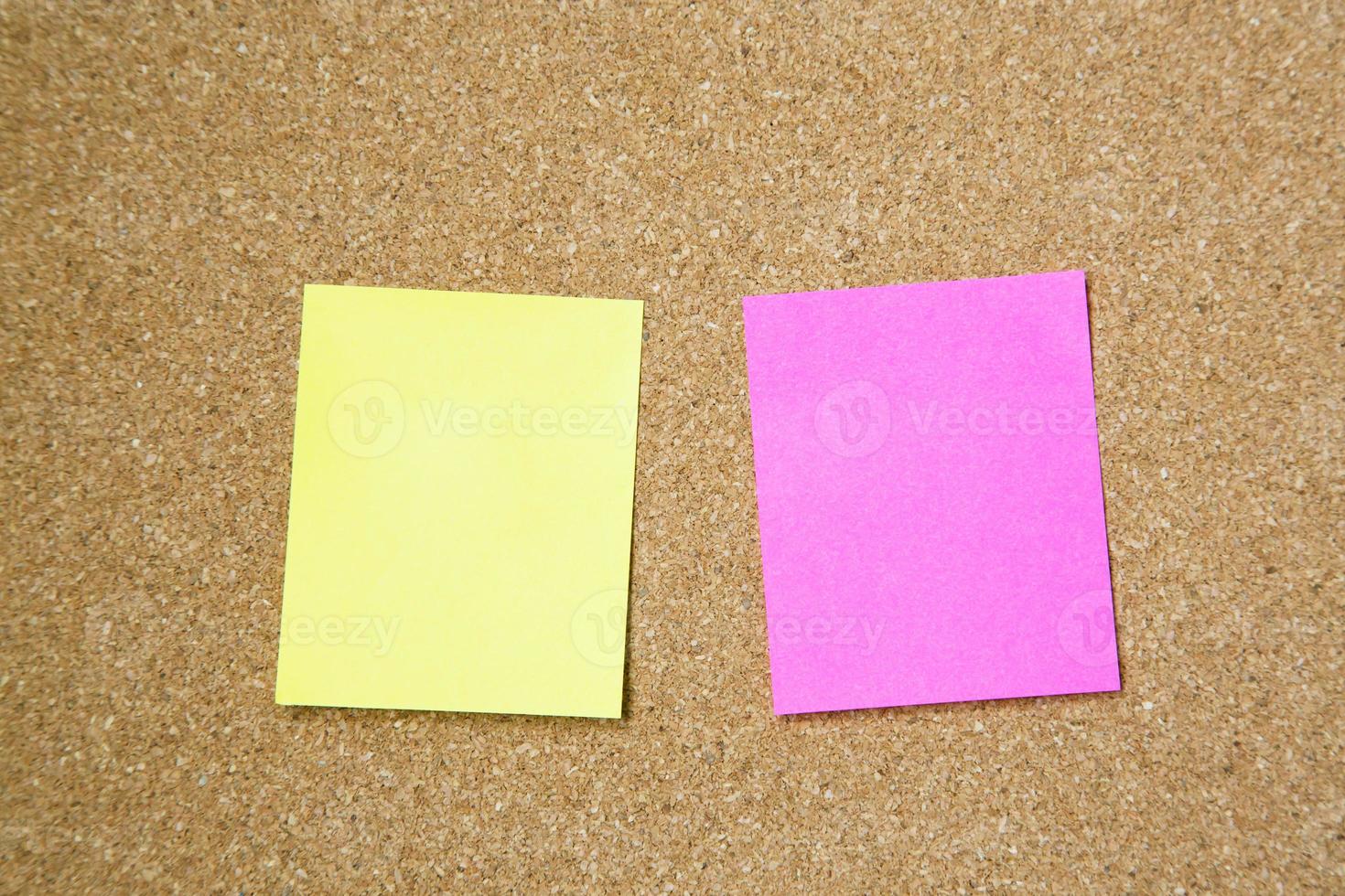 coleção de post-it colorido duas folhas. lembrete de bloco de notas de papel notas adesivas no quadro de avisos de cortiça. espaço vazio para o texto. equipamento de escritório foto