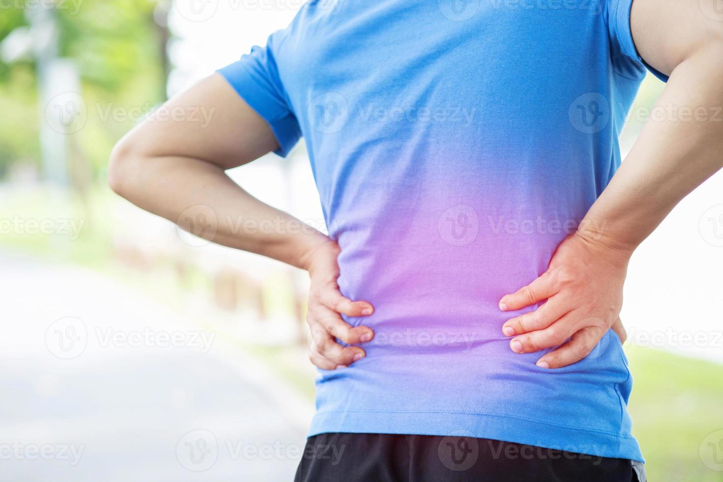 homem infeliz que sofre de lesão esportiva durante o exercício, com dor lombar na coluna com dor nas costas. pessoas, cuidados de saúde ou conceito médico e de estilo de vida. foto