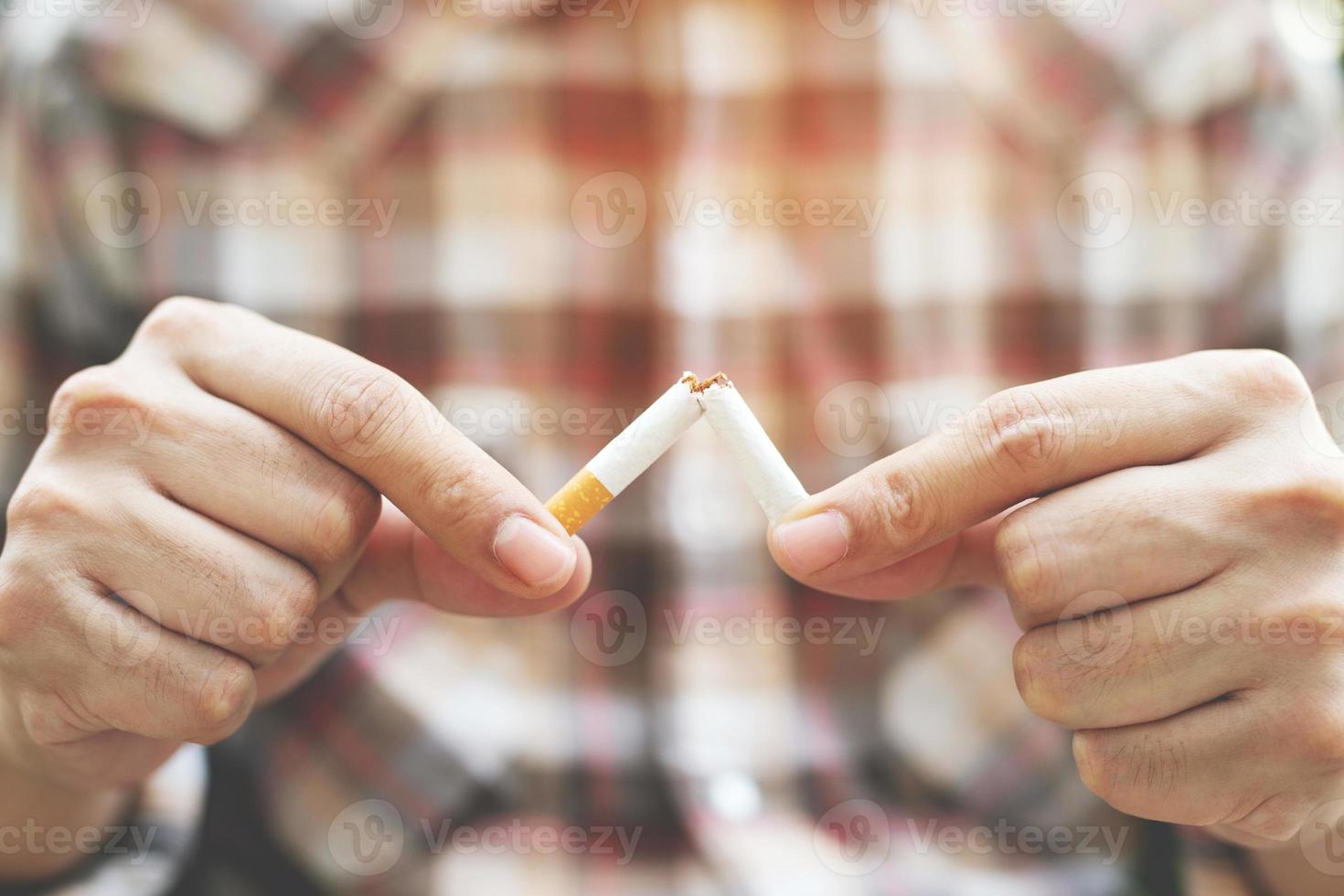 homem recusando o conceito de cigarros para parar de fumar e estilo de vida saudável. ou conceito de campanha sem fumar. foto