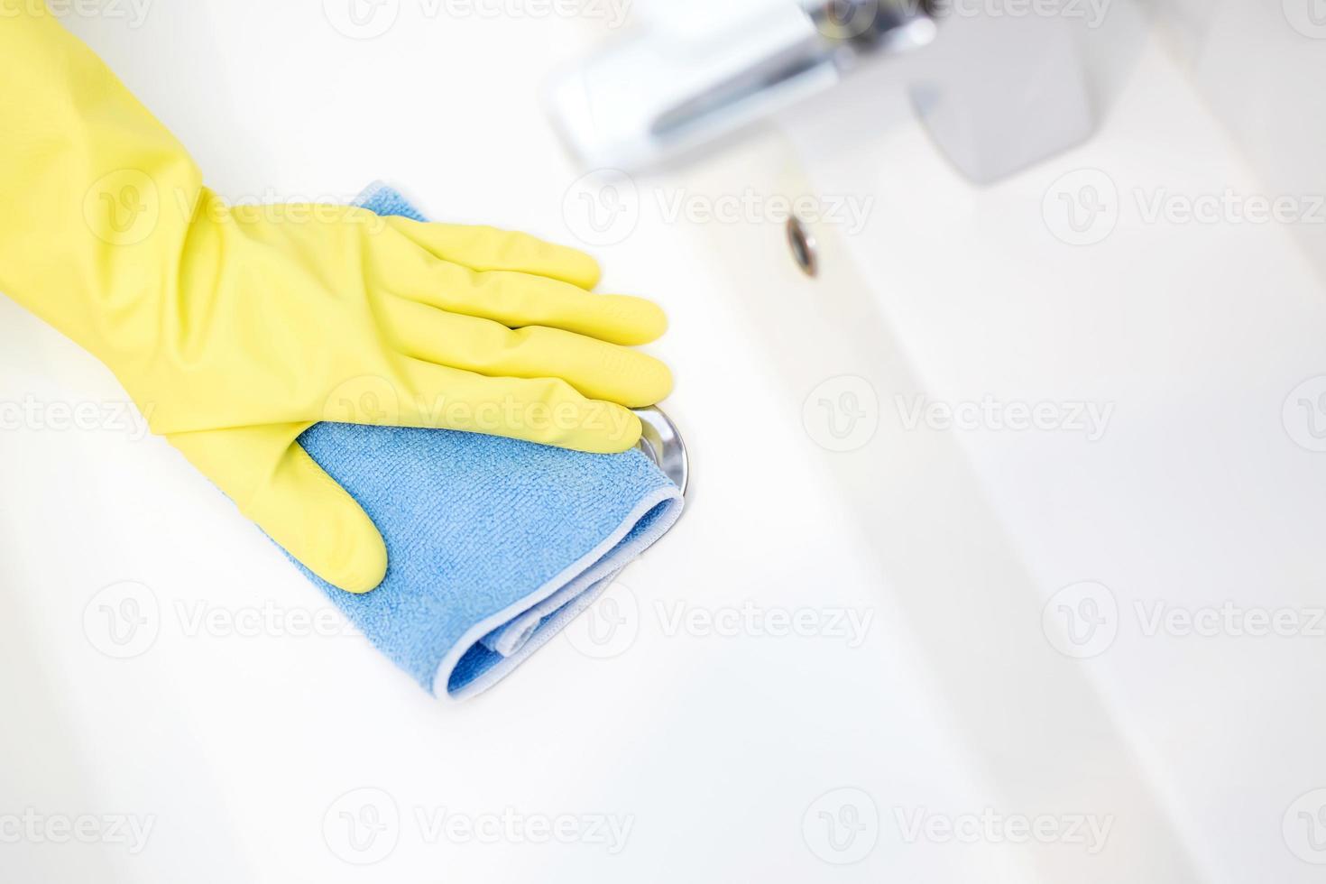empregada limpando o banheiro foto