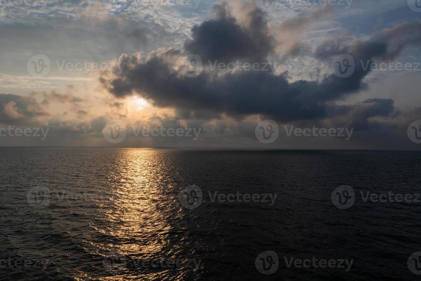 vista para o mar nublado do mar báltico ao nascer do sol foto