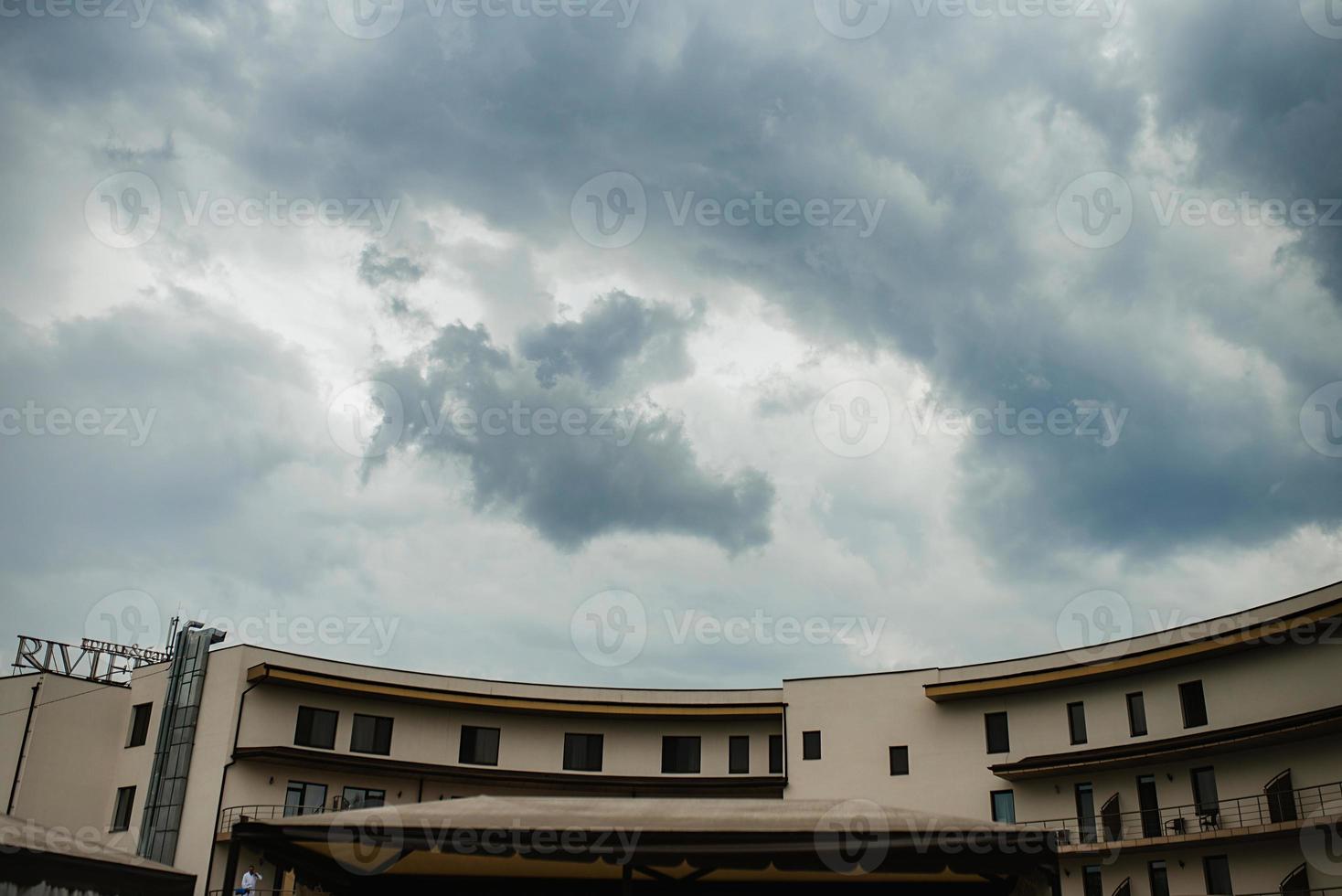 céu de outono chuvoso azul foto