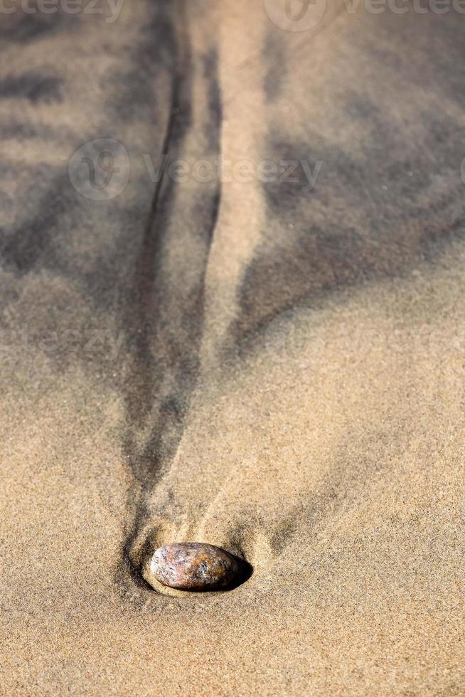 padrões na areia da praia foto