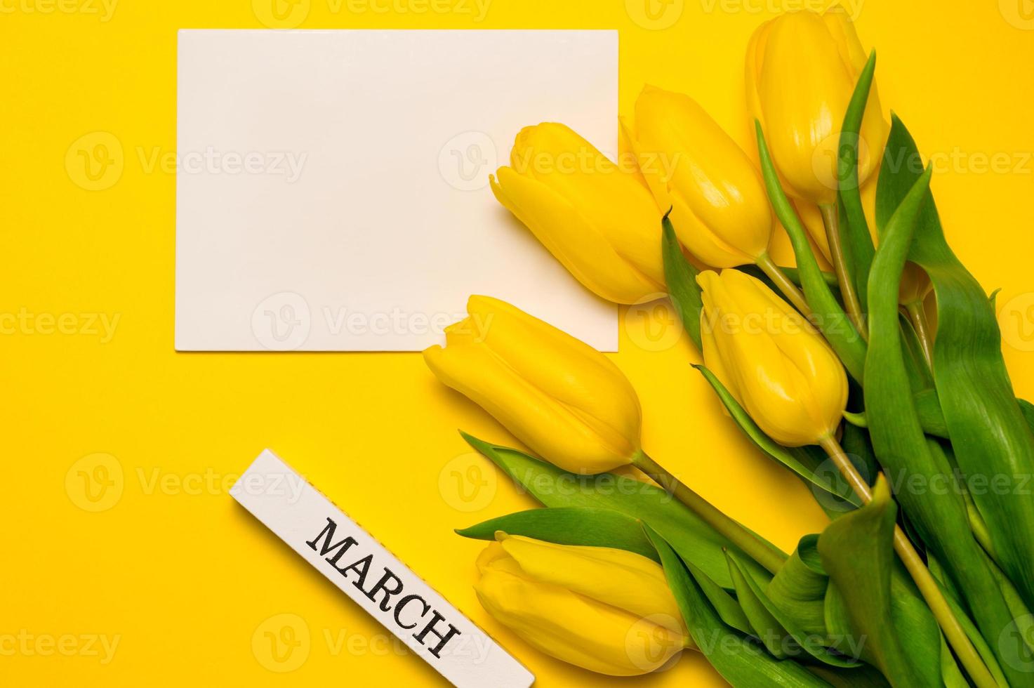 banner do dia da mulher com tulipas amarelas e lugar para texto foto