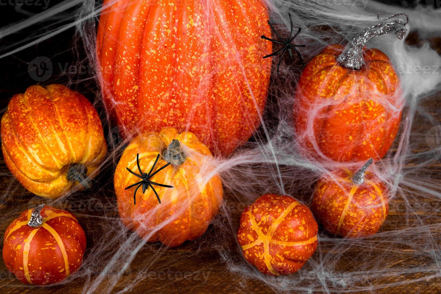 vista superior na pilha de cobertura de abóboras na web e fundo de halloween spiders.spooky. foto