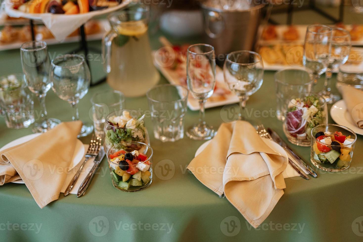 salão de banquetes para casamentos, salão de banquetes com decoração atmosférica foto