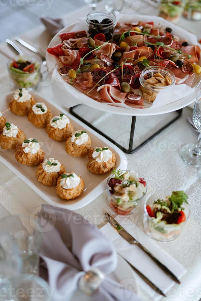 buffet de boas-vindas com bebidas alcoólicas e lanches foto