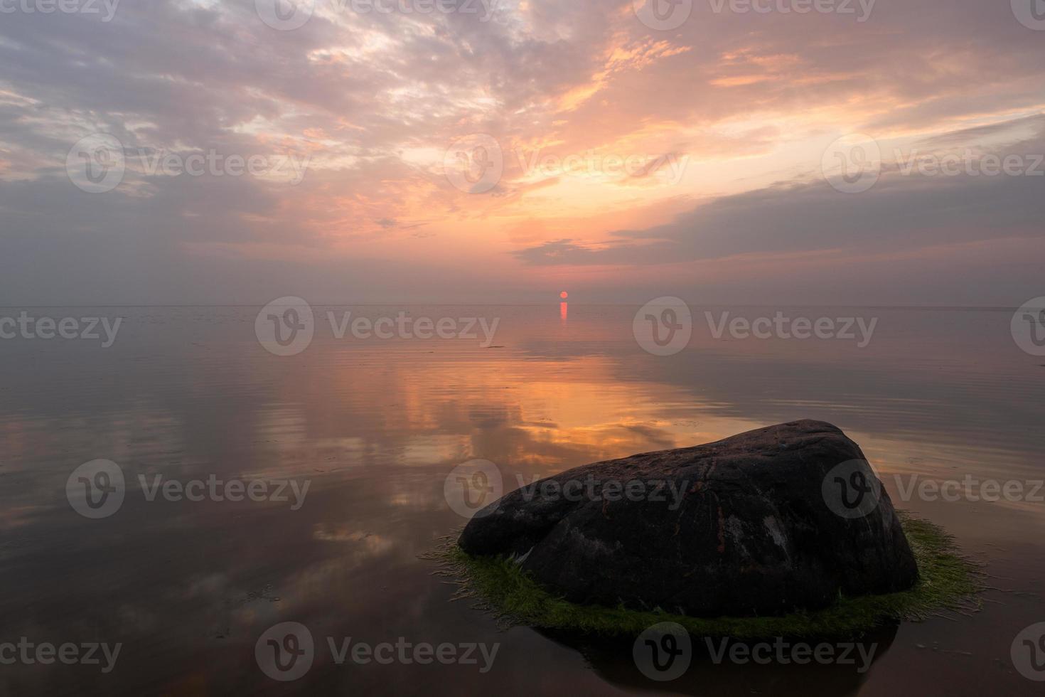 vista para o mar nublado do mar báltico ao pôr do sol foto