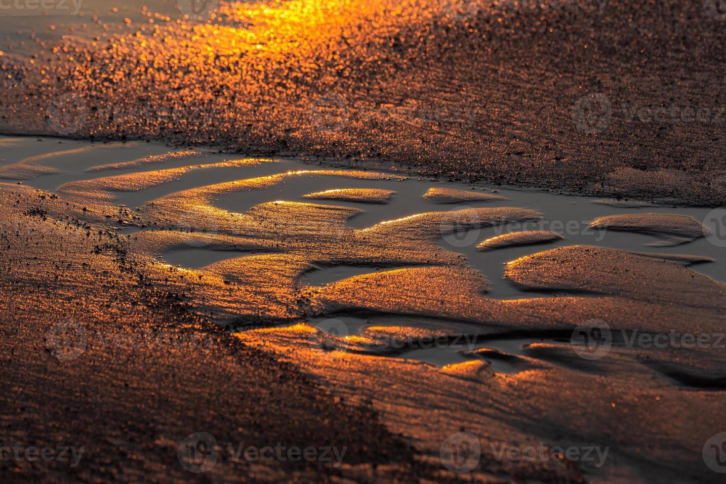 padrões na areia da praia foto