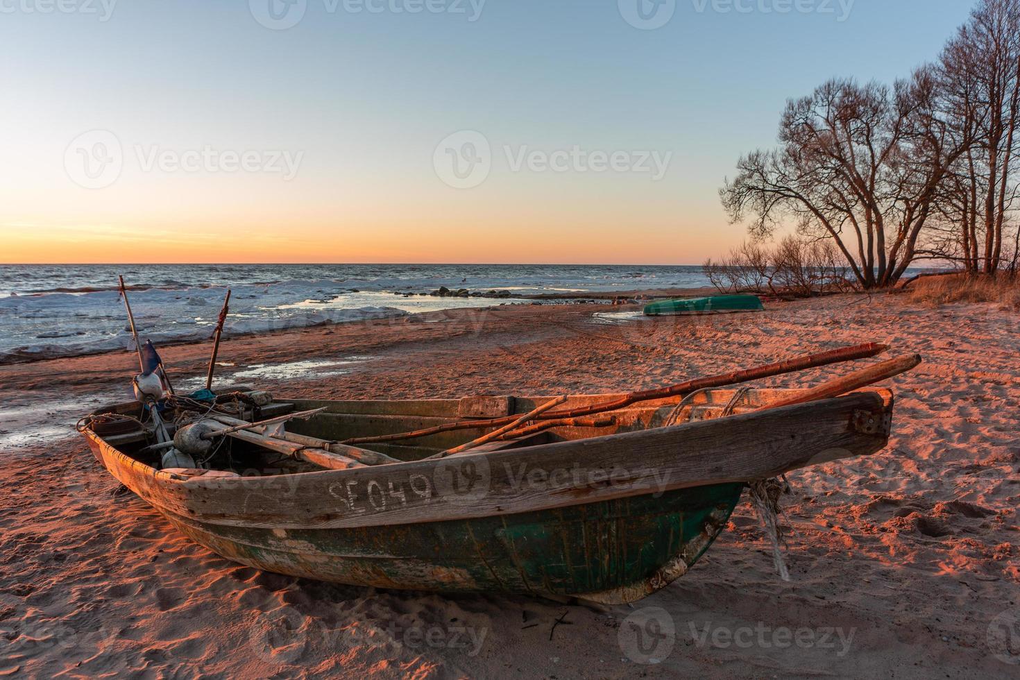 barcos de pesca na costa do mar Báltico foto