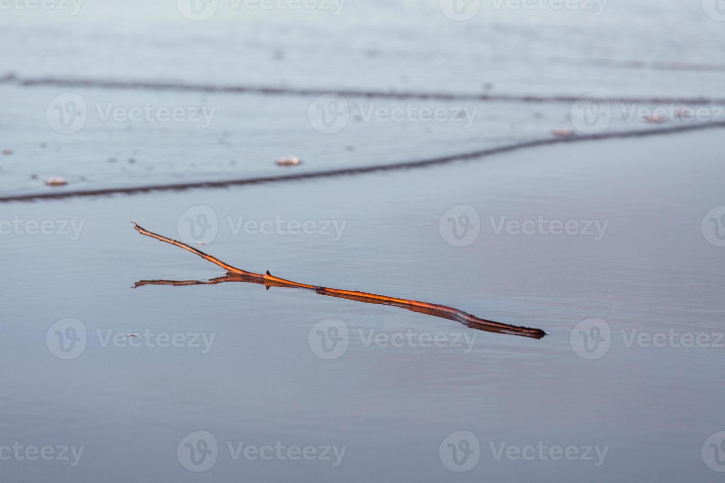 costa do mar báltico com seixos e gelo ao pôr do sol foto