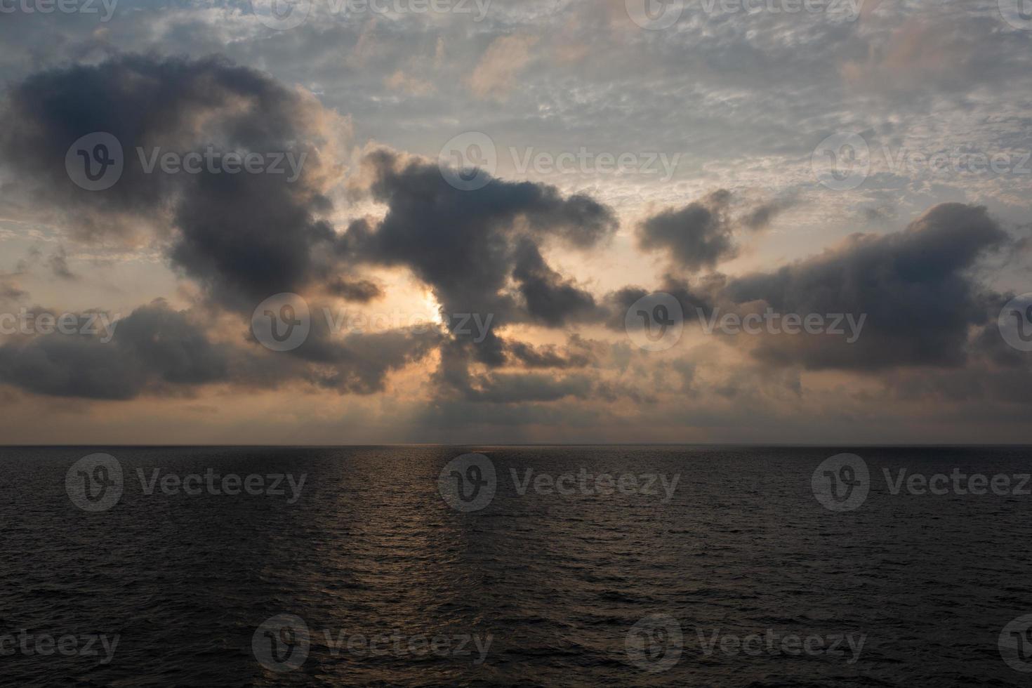 vista para o mar nublado do mar báltico ao nascer do sol foto