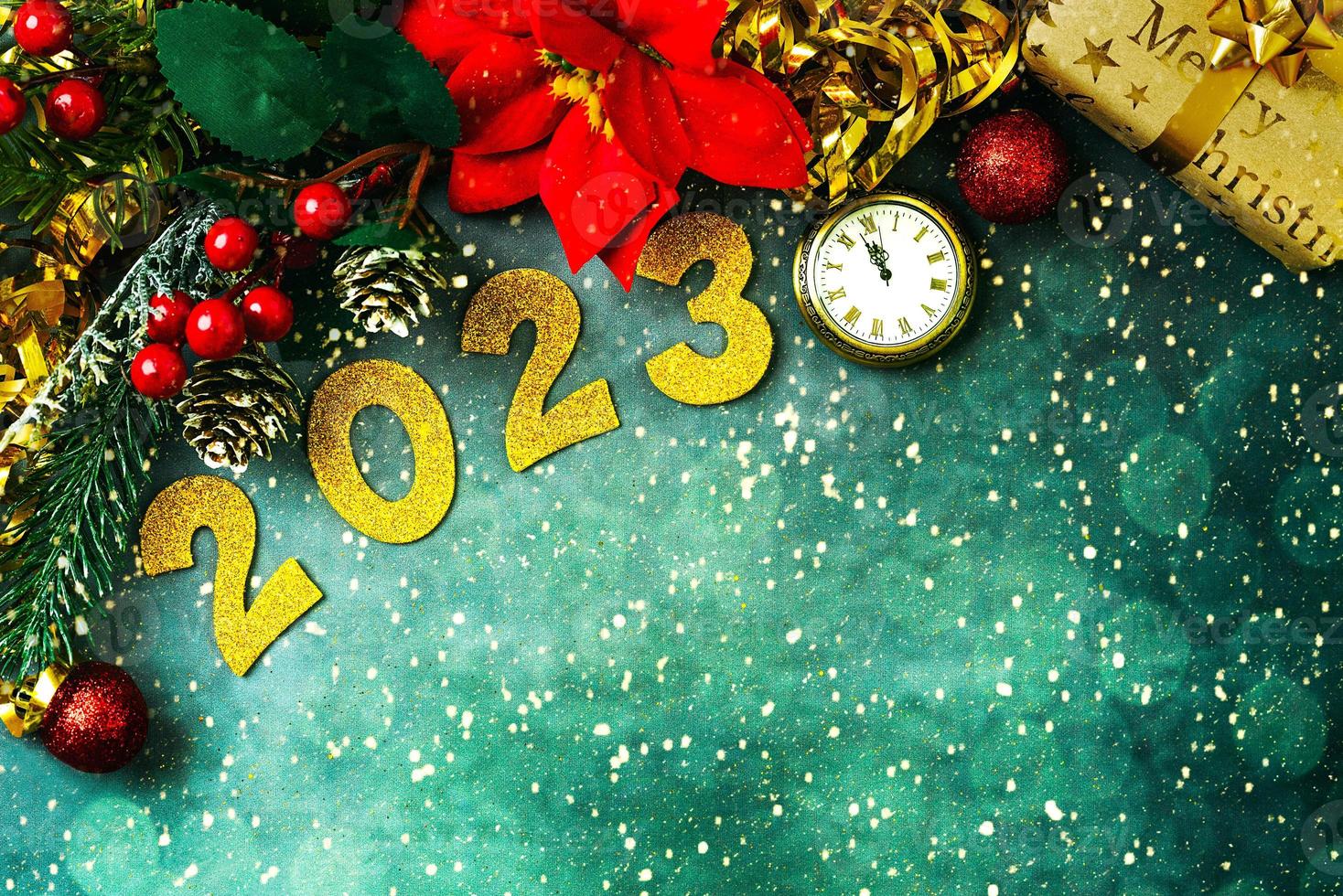 feliz ano novo 2023. vista superior dos números dourados 2023 com enfeite de natal e relógio antigo. fundo do conceito de celebração de véspera de ano novo foto