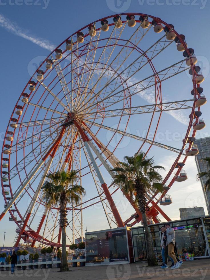 roda gigante contra o céu. parque de diversões no mar. zona de descanso. roda gigante. feriado familiar foto