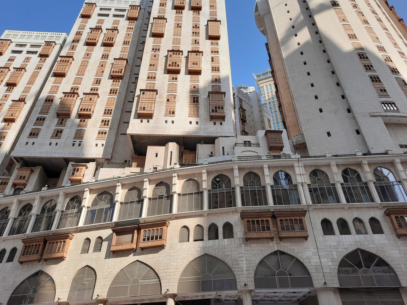 meca, arábia saudita, novembro de 2022 - bela vista de edifícios residenciais e hotéis em frente a masjid al haram, meca, arábia saudita. foto